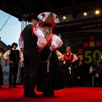 S soncem obsijan drugi festivalski dan 50. Dnevov narodnih noš in oblačilne dediščine v Kamniku (45)